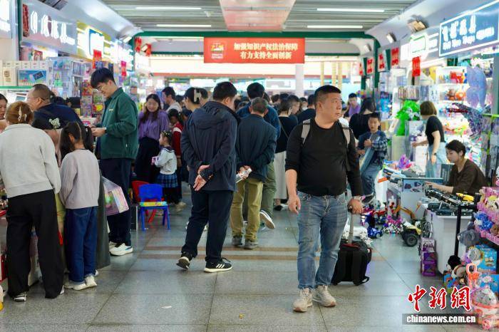 “五一”假期首日 浙江义乌市场人气“爆棚”消费旺