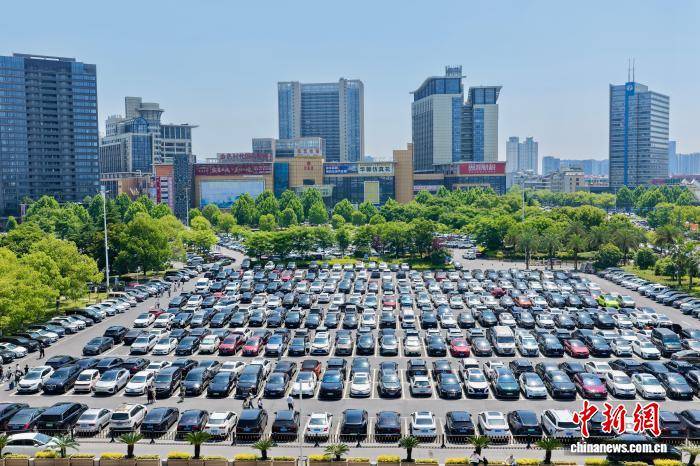 “五一”假期首日 浙江义乌市场人气“爆棚”消费旺